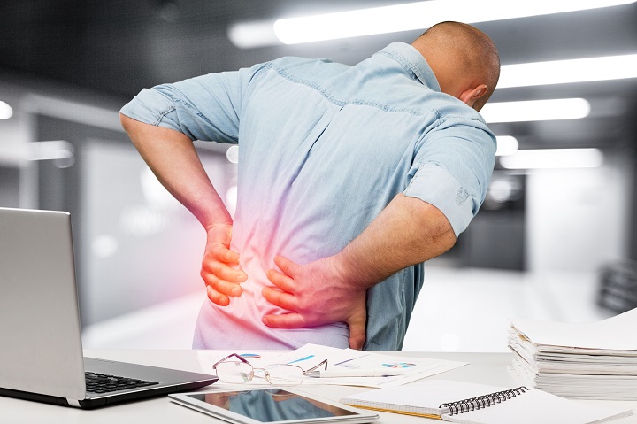 erős fájdalom a gerincen a lapockák között éles hátfájás a bal oldalon